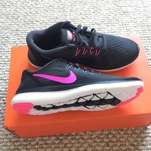 Women’s 7.5 free run 2017 runs small fits 6.5-7